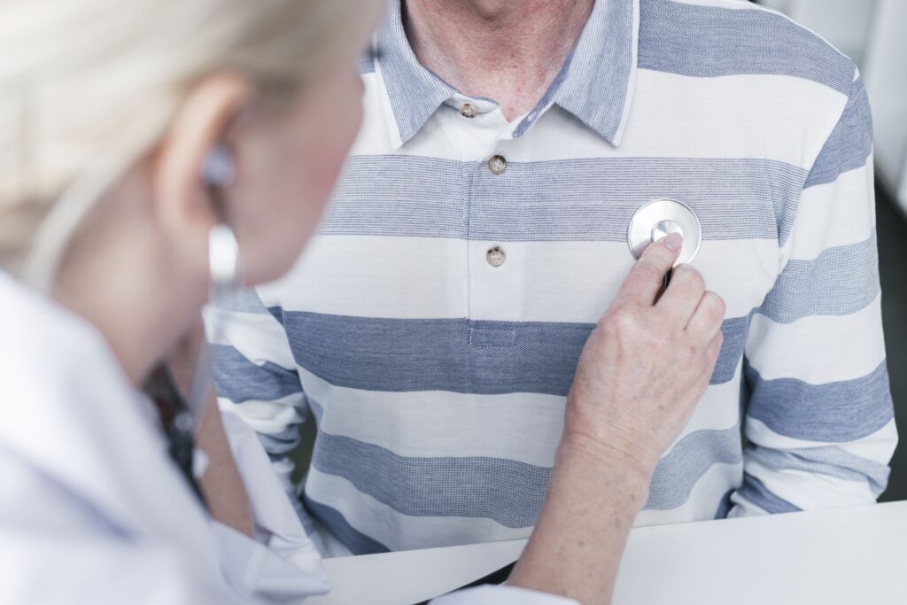 suivi médical pour détecter la décompensation cardiaque chez une personne âgée